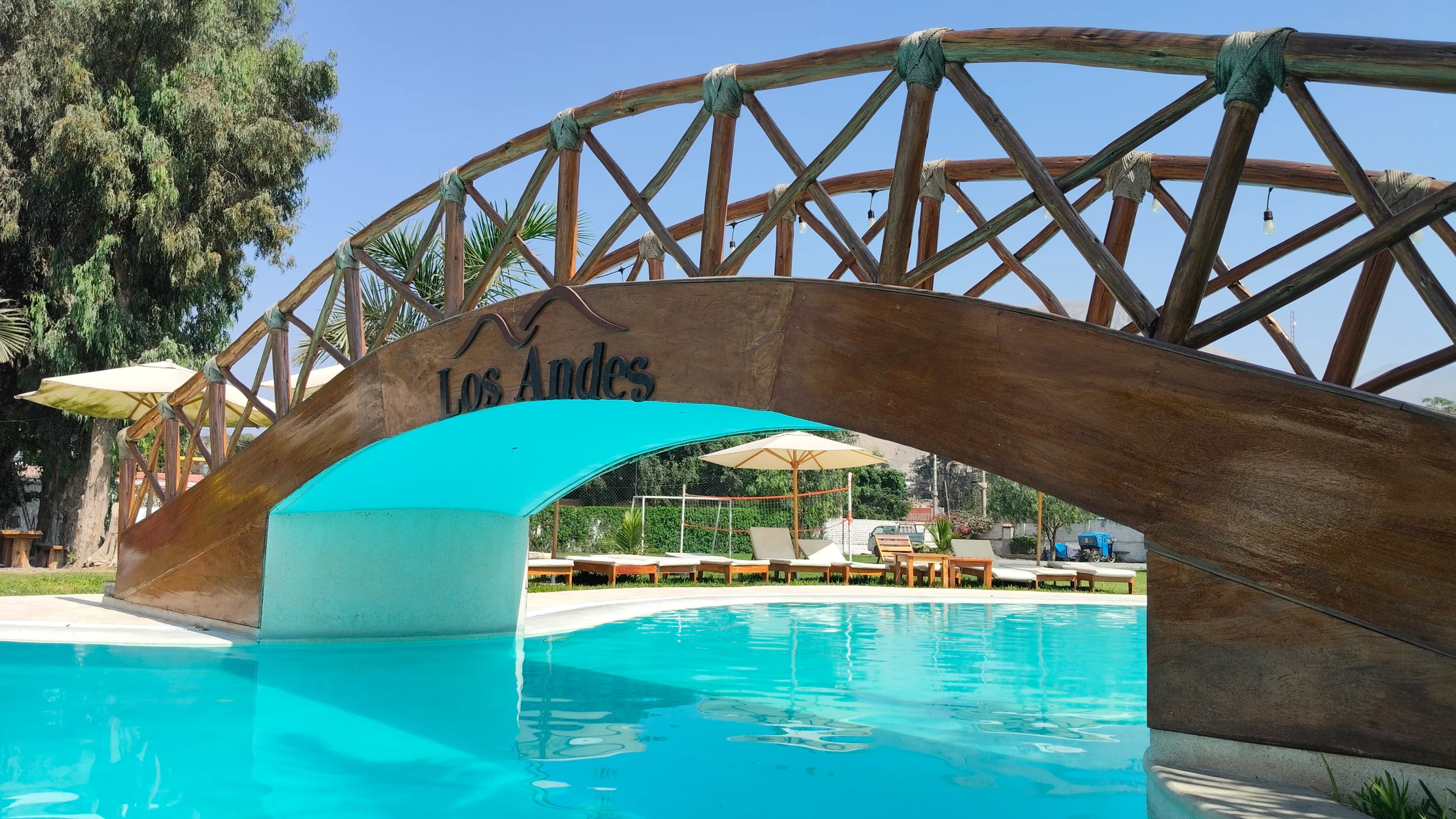 Piscina y zonas verdes
